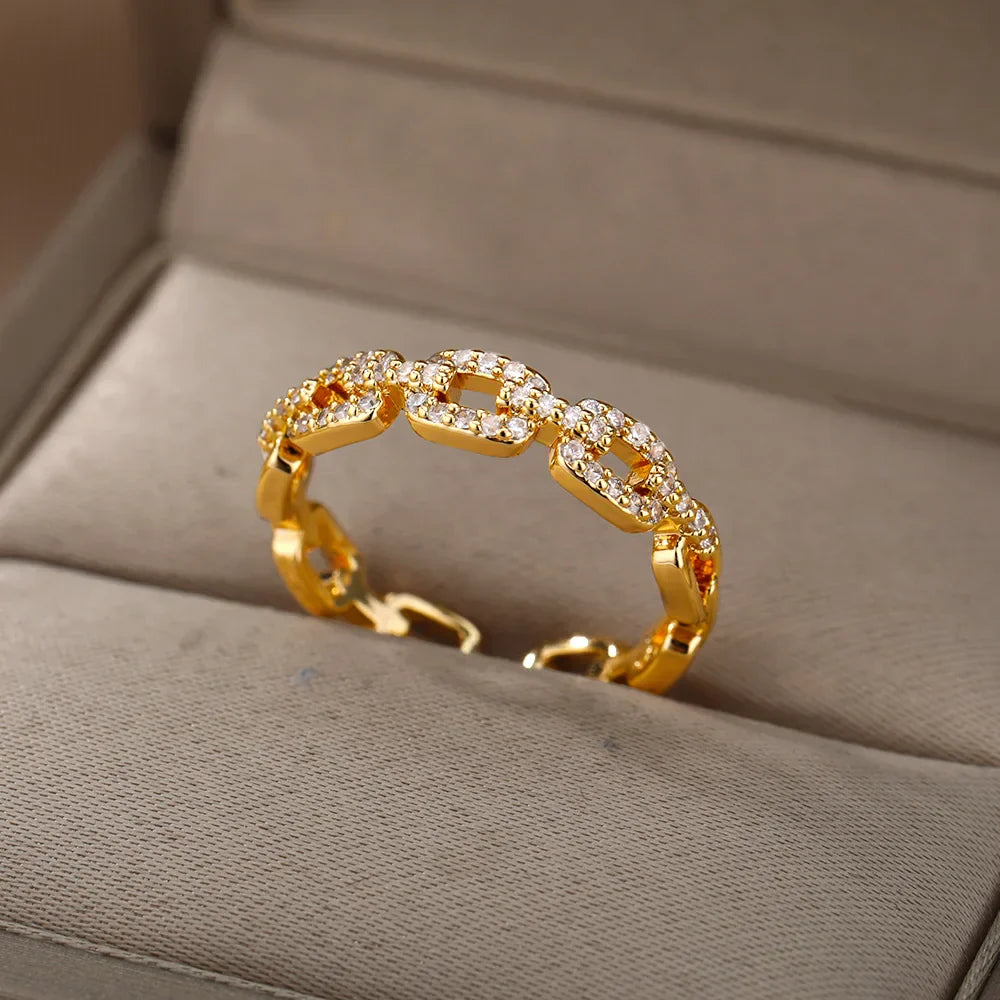 Valén – Elegant Twist Chain Ring with Sparkling Zircon