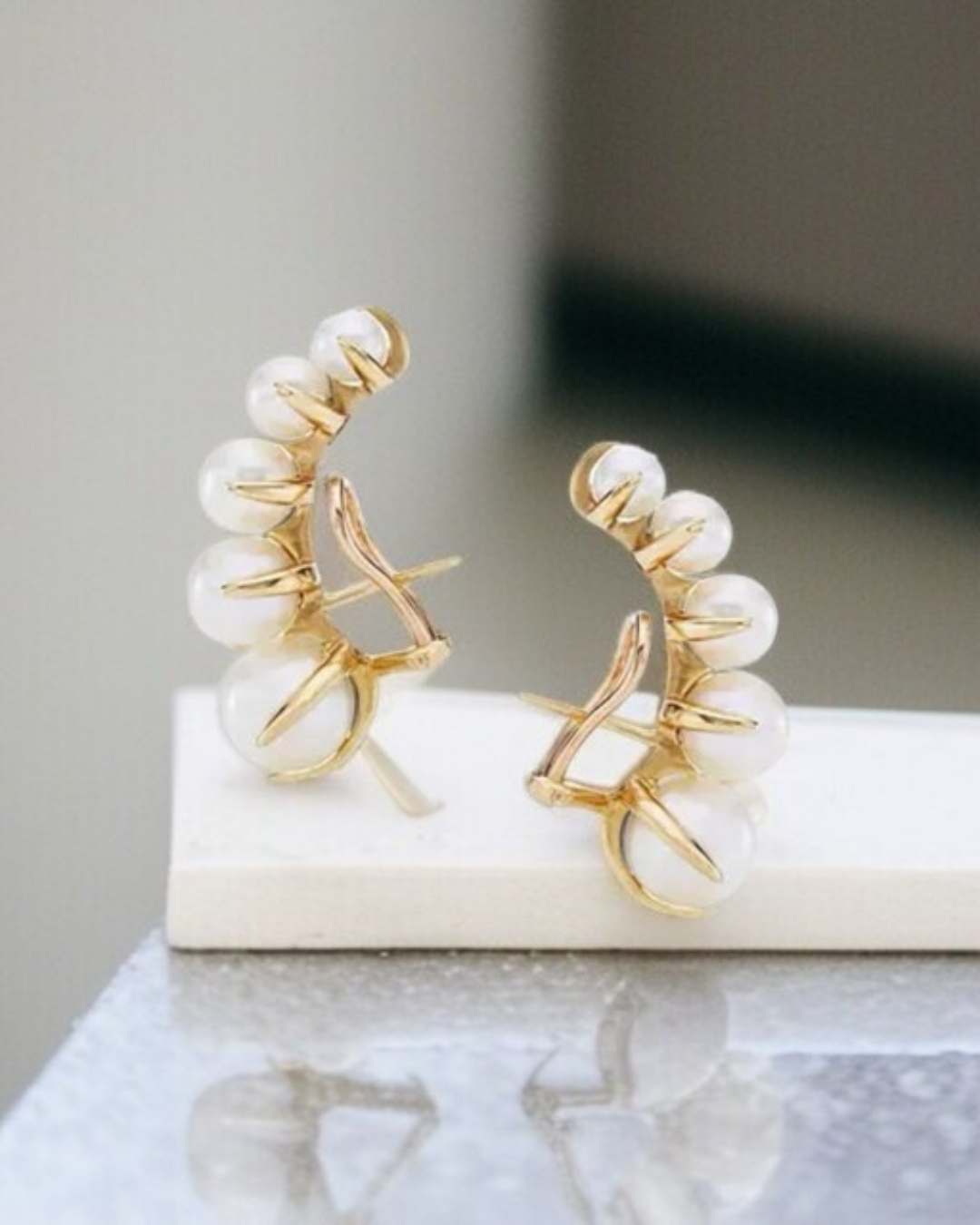 Bellamé Earrings - Brinco ear cuff com pérolas elegantes e banho de ouro para um toque refinado