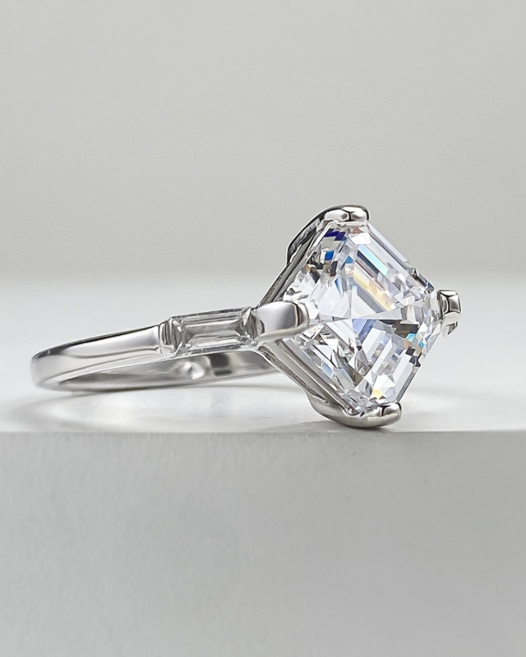 Clarya Ring – Anel em Prata 925 com pedra lapidada estilo Princess e laterais com cravação baguette