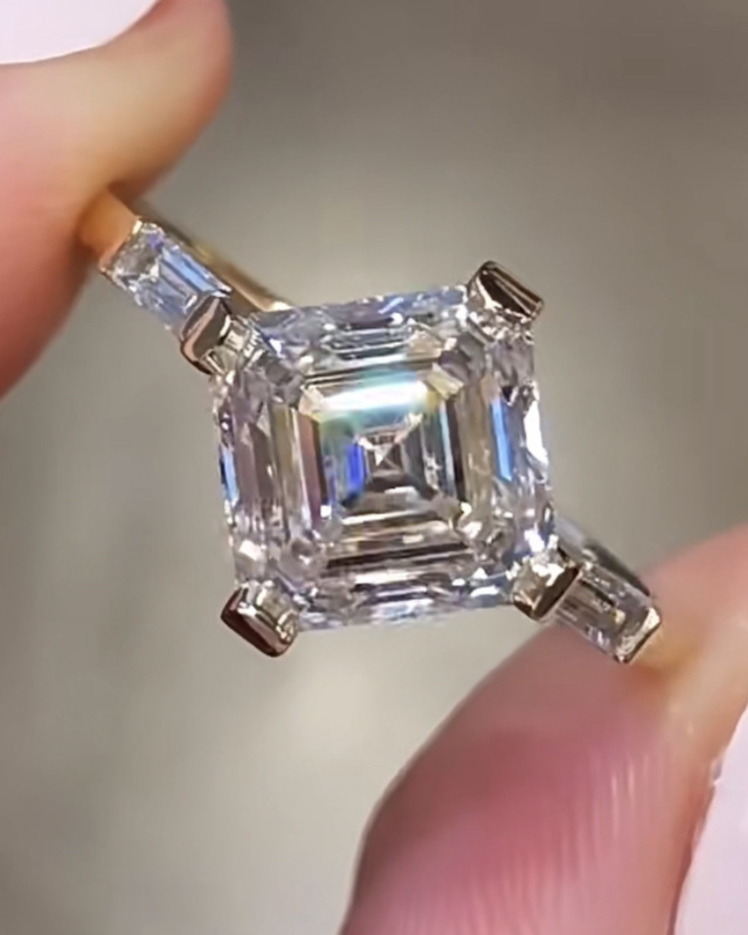 Clarya Ring – Anel em Prata 925 com pedra lapidada estilo Princess e laterais com cravação baguette