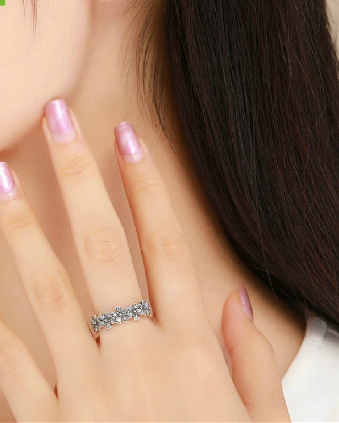 Daiséa Ring – Anel em Prata 925 com flores margaridas cravejadas e aro contínuo detalhado