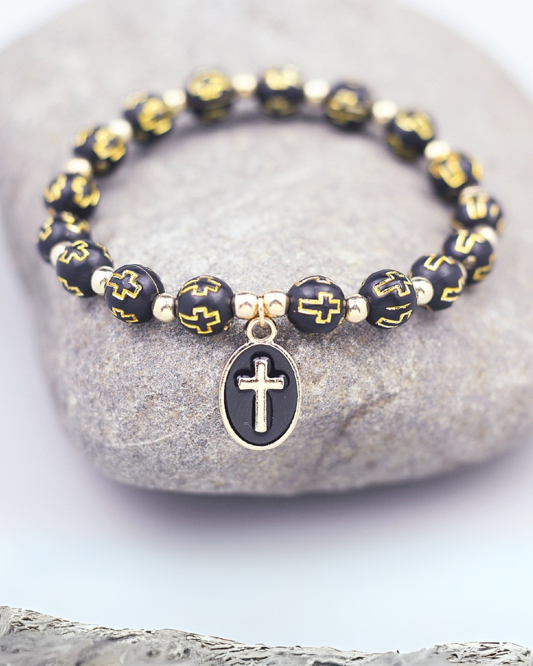 Luce Viva - Pulseira com Contas e Pingente de Cruz em Branco ou Preto Serenyah