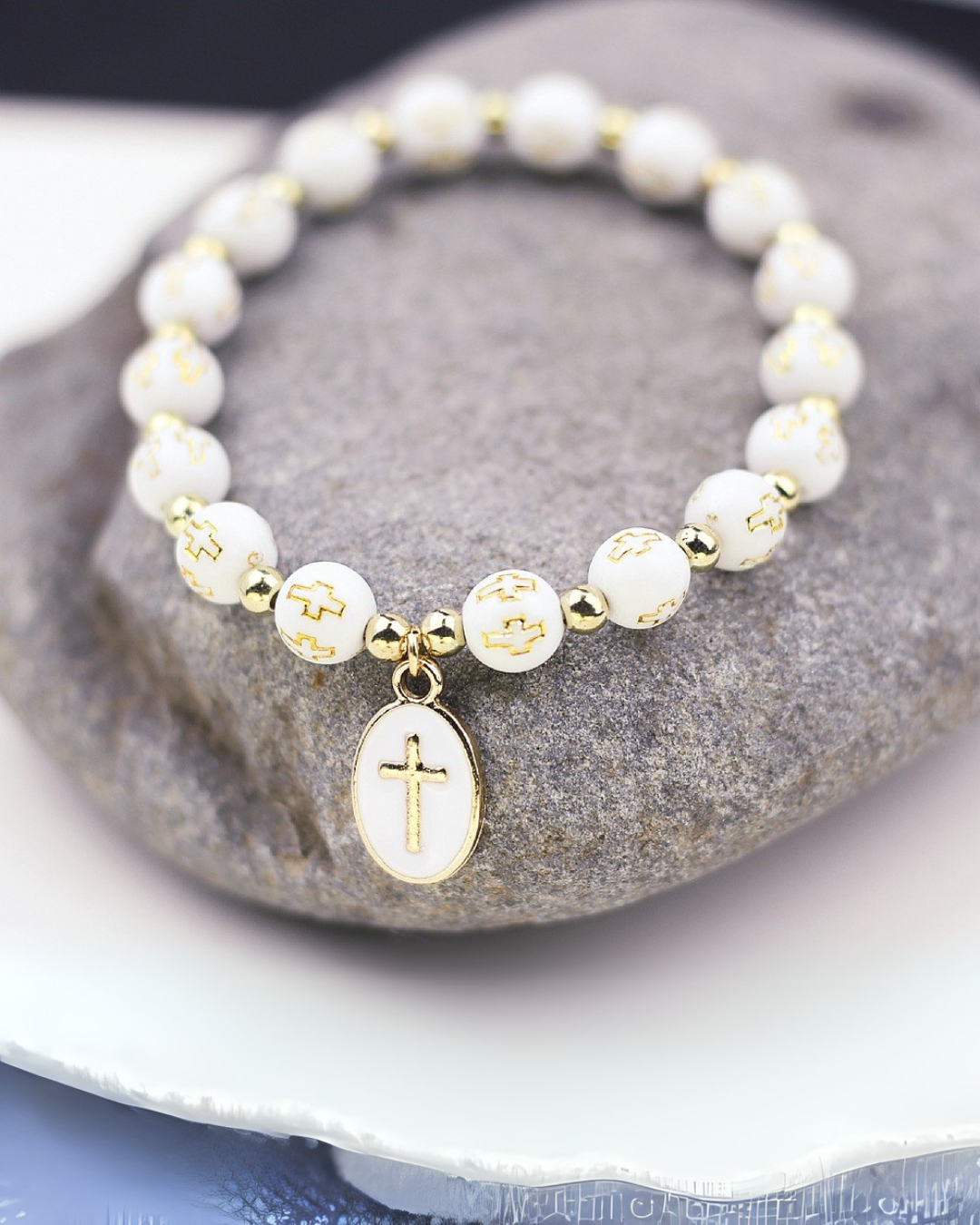 Luce Viva - Pulseira com Contas e Pingente de Cruz em Branco ou Preto Serenyah