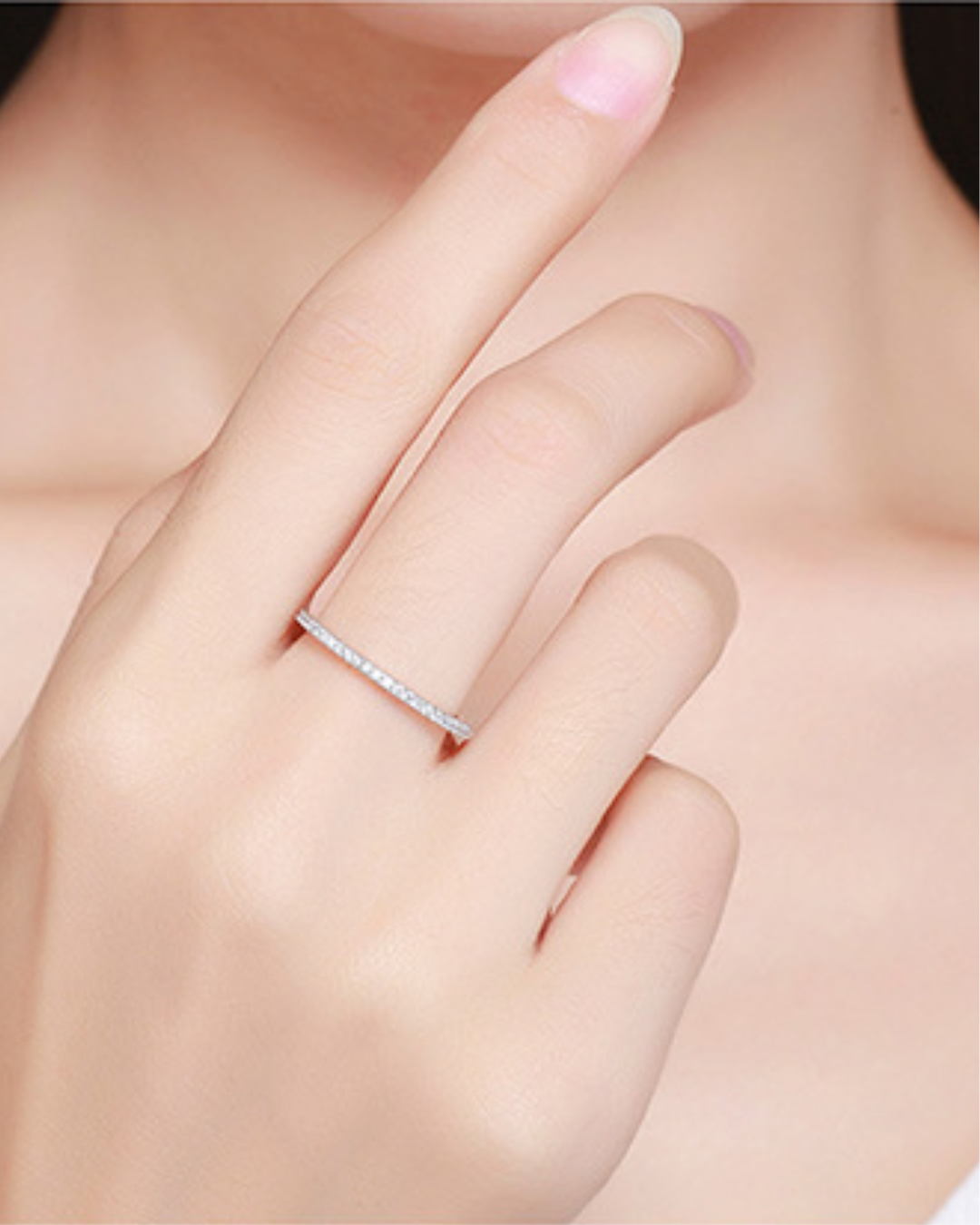 Néreya Ring – Anel meia aliança em Prata 925 com cravação de zircônias brancas delicadas e brilho elegante