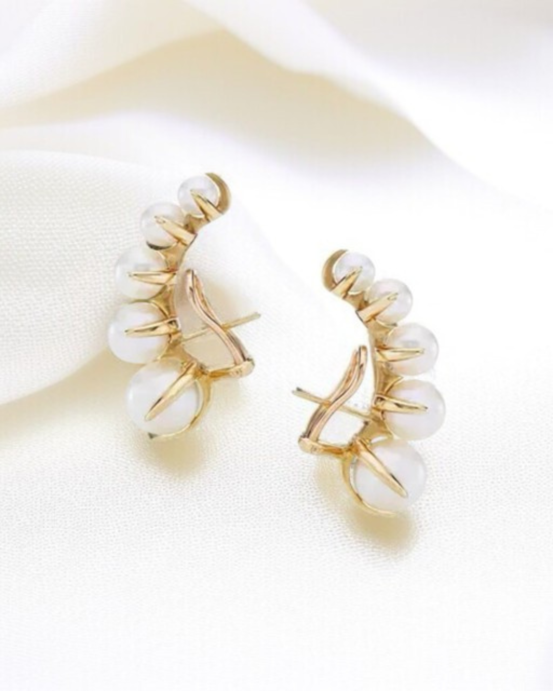 Bellamé Earrings - Brinco ear cuff com pérolas elegantes e banho de ouro para um toque refinado