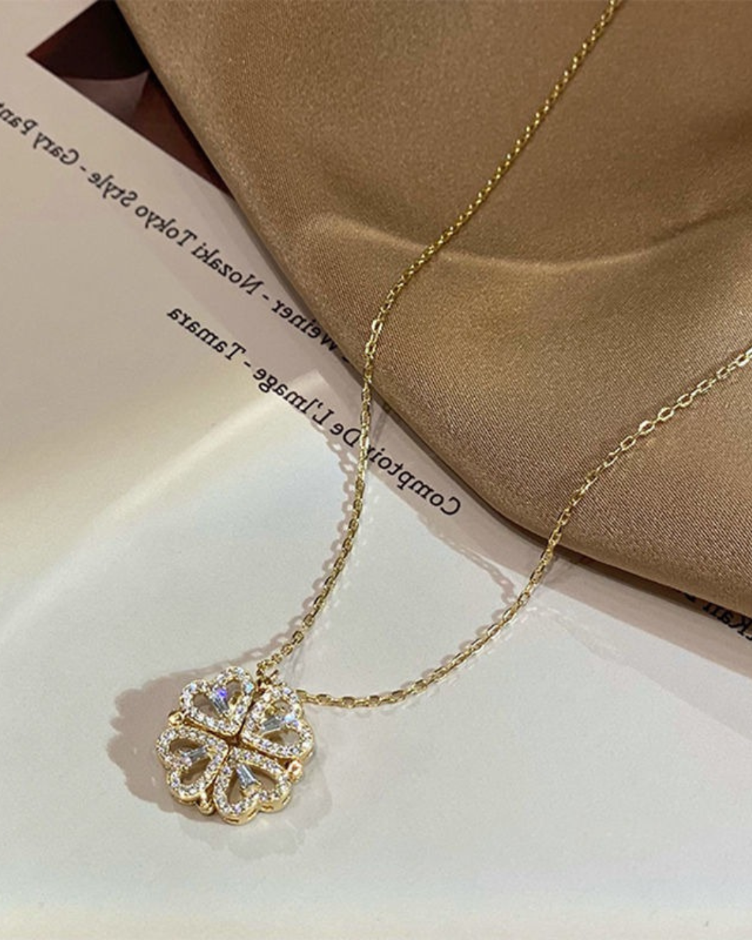 Celeste Clover Colar Trevo de Corações Dourado ou Prateado Serenyah