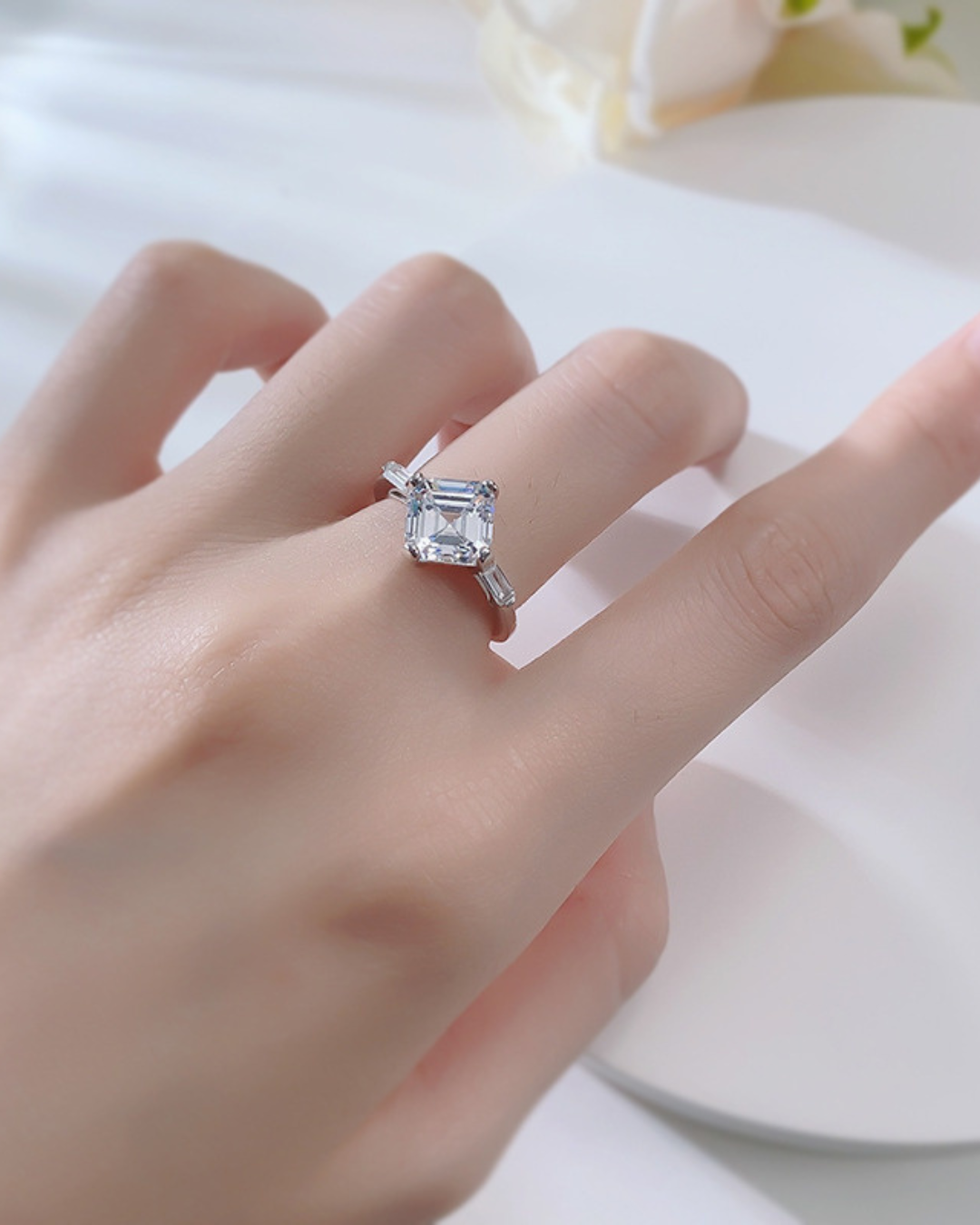 Clarya Ring – Anel em Prata 925 com pedra lapidada estilo Princess e laterais com cravação baguette