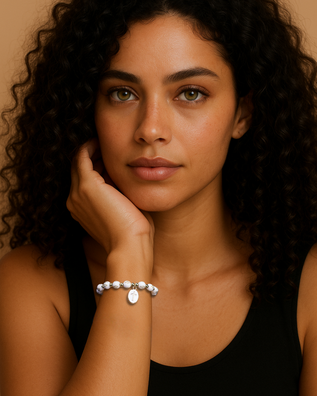 Luce Viva - Pulseira com Contas e Pingente de Cruz em Branco ou Preto Serenyah