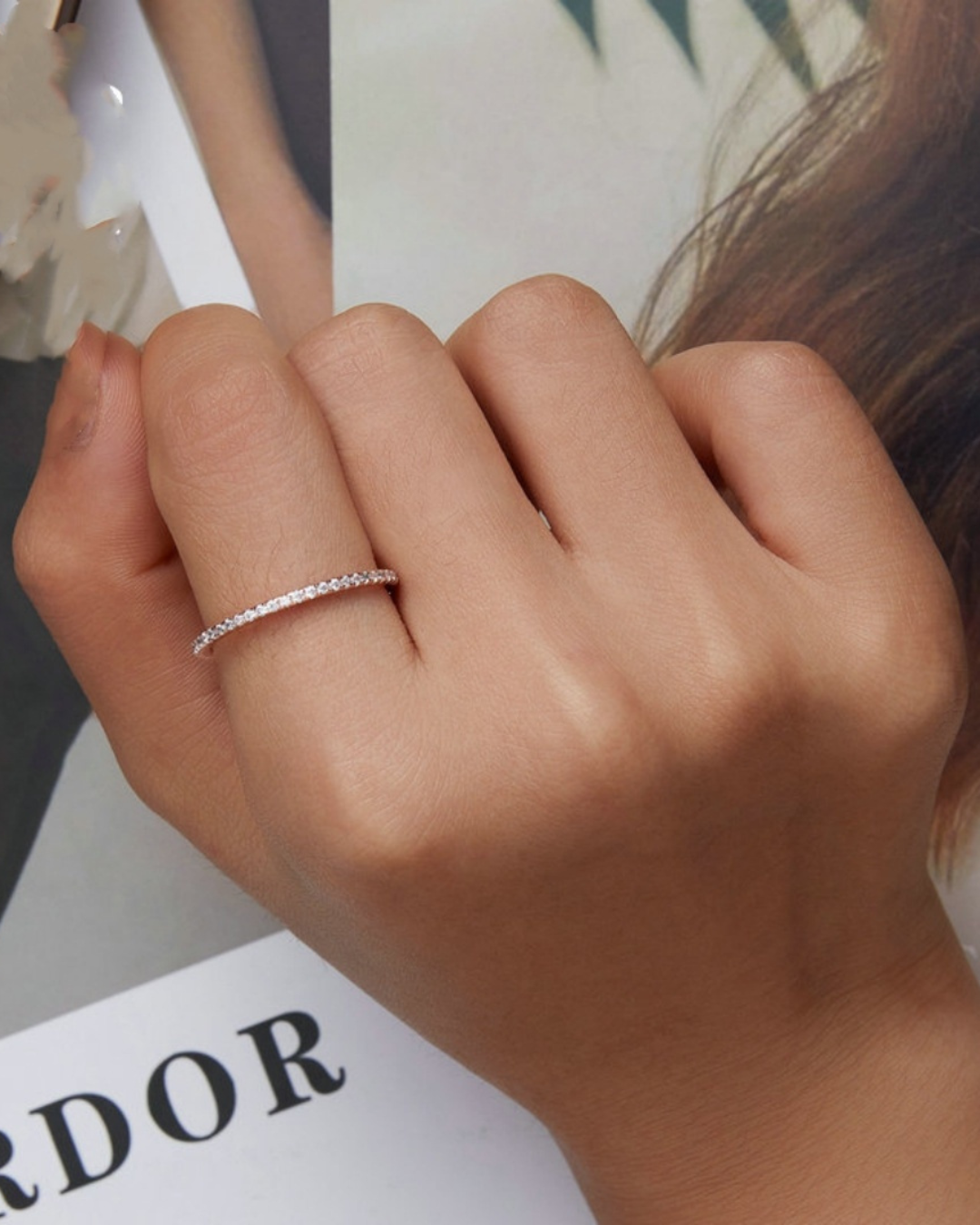 Néreya Ring – Anel meia aliança em Prata 925 com cravação de zircônias brancas delicadas e brilho elegante