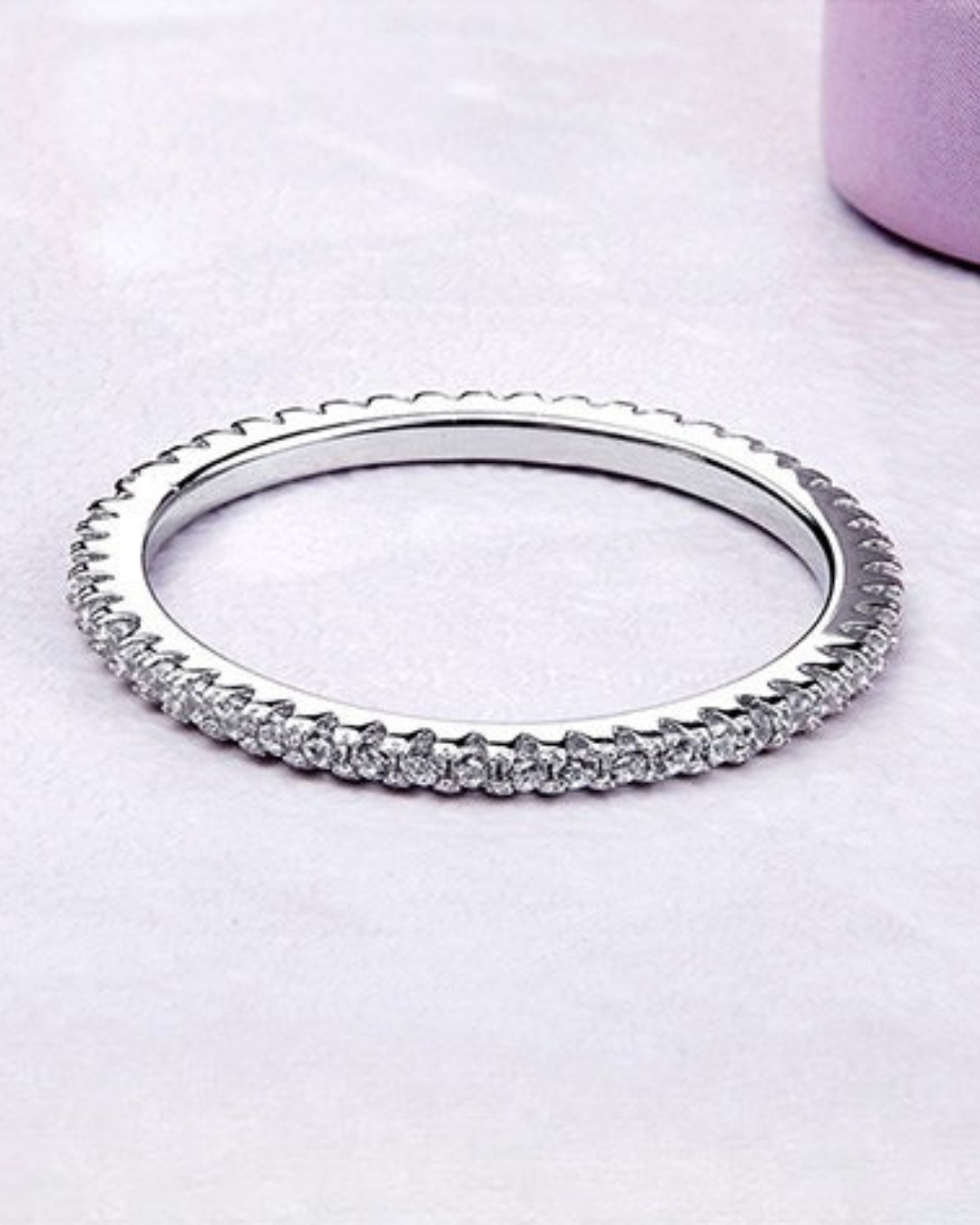 Néreya Ring – Anel meia aliança em Prata 925 com cravação de zircônias brancas delicadas e brilho elegante